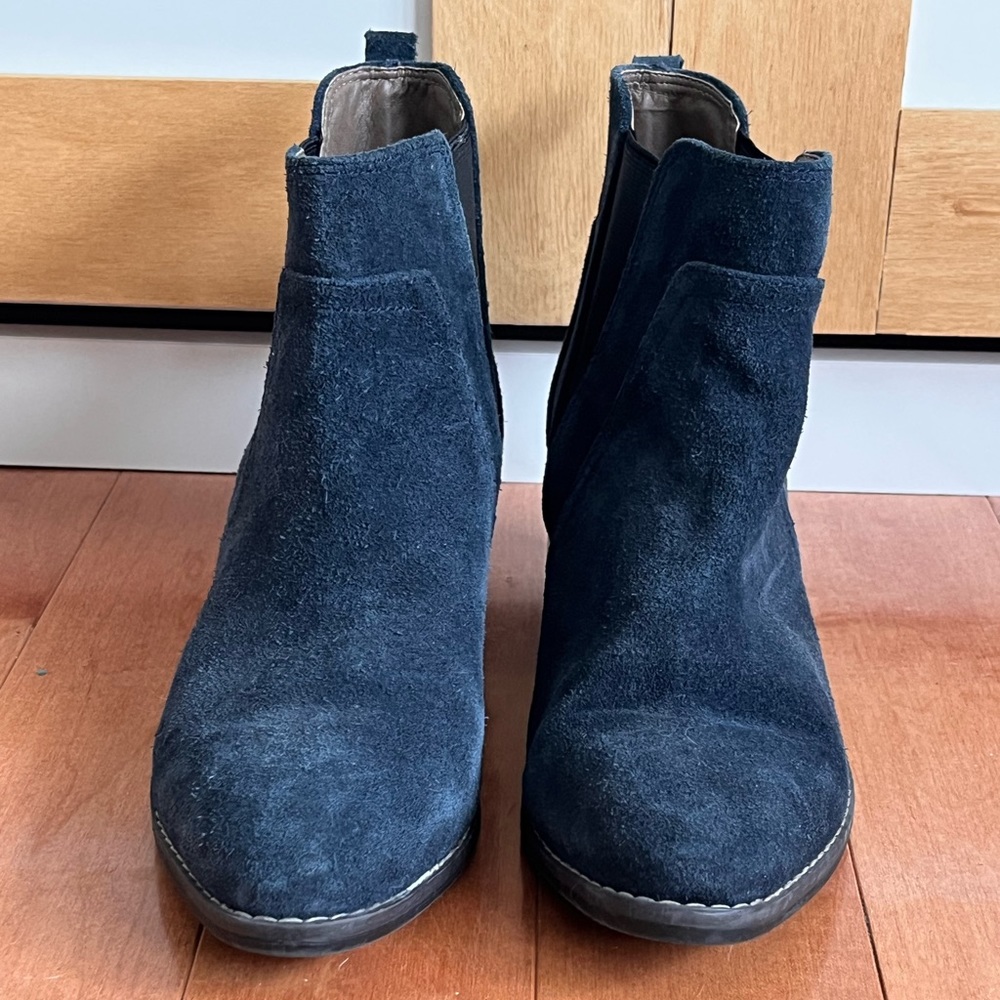 White Mountain ankle boots